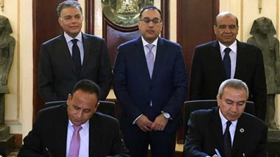 رئيس الوزراء يشهد توقيع عقد توريد وتصنيع 1300 عربة سكة حديد جديدة للركاب
