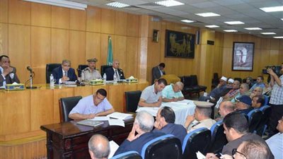 محافظ المنيا يشدد على متابعة المشروعات المتعثرة وعدم التهاون مع المخالفين