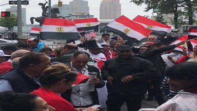 دفء الوطنية هزم برودة الجو ومطر نيويورك في وقفة المصريين ضد الإرهاب