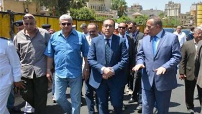 رئيس الوزراء يتفقد قرية النساجين بحي الكوثر ويُشيد بجودة صناعة النسيج في سوهاج