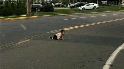 طفل 10 أشهر يهرب إلى الطريق السريع.. شاهد ماذا حدث؟ (صور)