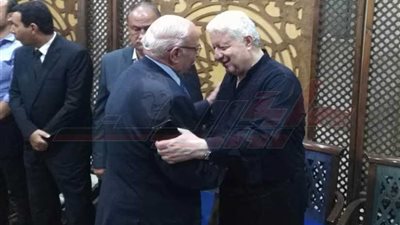 كمال درويش وجهًا لوجه مرتضى في عزاء أمين صندوق الزمالك