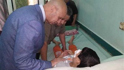وكيل الوزارة يطمئن على الحالة الصحية لطفل العاشر بمستشفى الجامعة