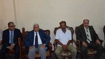 محافظ الدقهلية يلتقي أسرة الشهيد 