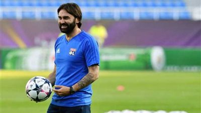 المدير الفني لفريق ليون الفرنسي يفوز بجائزة أفضل مدرب للسيدات في حفل الفيفا