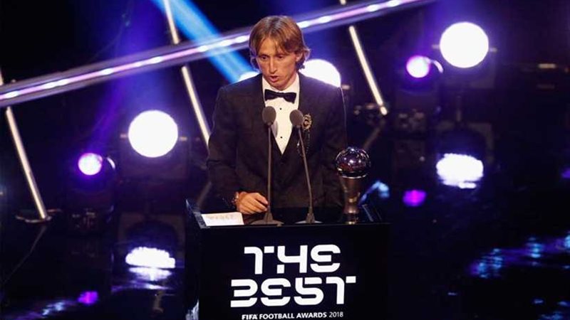 تتويح مودريتش بجائزة