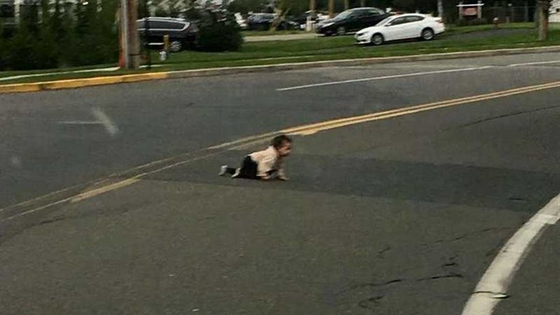 طفل 10 أشهر يهرب