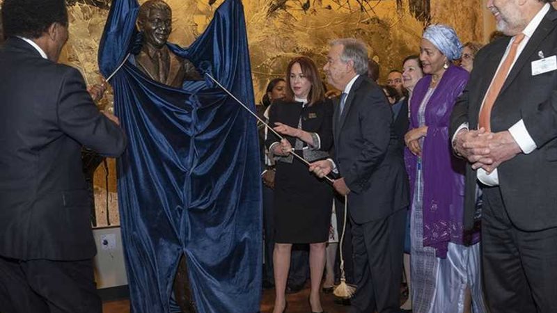 تمثال نيلسون مانديلا