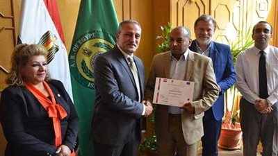 محافظ الإسماعيلية يسلم شهادات خريجي دورة تنمية مهارات القيادة