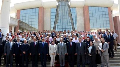 وزير الطيران يهنئ العاملين بالإدارات الحاصلة على الأيزو 9001/2015