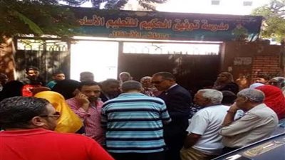 لجنة للقضاء على الحشرات السامة بمدرسة في شبرا الخيمة