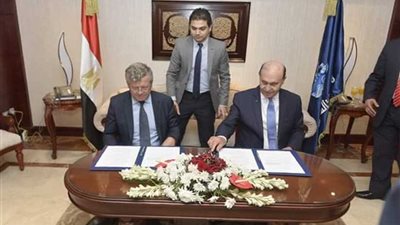 مميش: توقيع اتفاقية تنفيذ رصيف لتداول السيارات بشرق بورسعيد