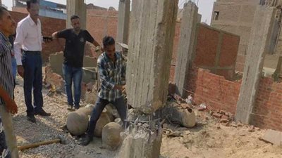 إزالة فورية لتعديات حرم الطريق بحي شرق أسيوط.. صور