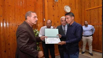 محافظ أسيوط يُكرم أوائل الثانوية العامة ومديرة مدرسة لتميزهم وتفانيهم في أداء عملهم..(صور)