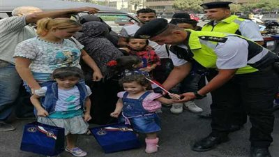 قيادات وضباط الشرطة يقومون بتوزيع المستلزمات المدرسية على الطلبة