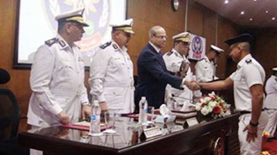 رئيس أكاديمية الشرطة يشهد ختام تخريج الدورة التدريبية الأولى للضباط المتدربين بكلية التدريب والتنمية للعام التدريبي 2018/2019
