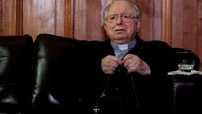 شلح كاهن متورط في فضائح جنسية