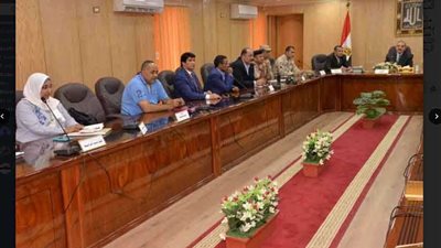 محافظ أسيوط يشدد على الانتهاء من إنشاءات 22 ملعب نجيل صناعيًا.. 