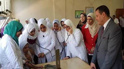 نائب رئيس جامعة أسيوط يواصل جولاته بزيارة كلية التمريض.. 