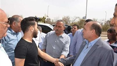 محافظ الإسماعيلية يحل مشكلة عمال مصنع بالمنطقة الحرة الاستثمارية