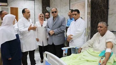 محافظ الفيوم يستمع لشكوى مريض بحاجة لزرع نخاع شوكي‎