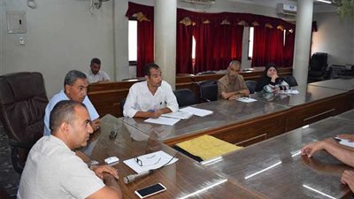 رئيس مركز أبو قرقاص يناقش خطة تطوير منظومة النظافة