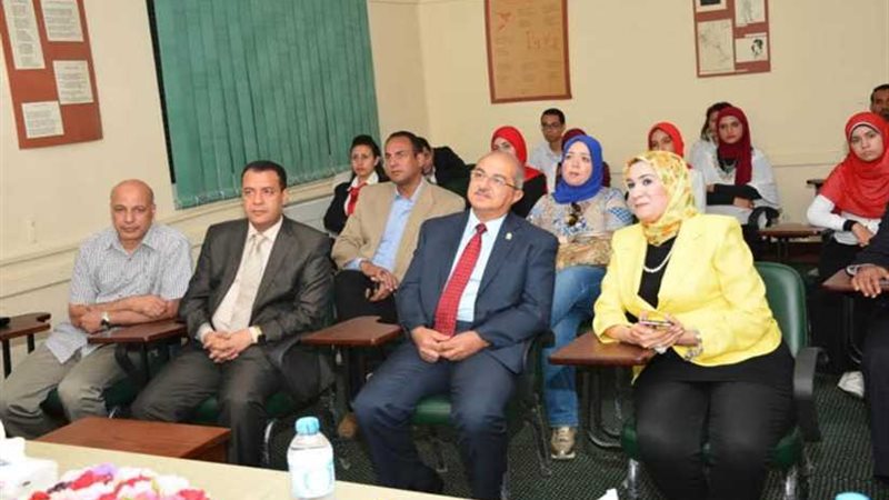 الجمال يشارك الطلاب