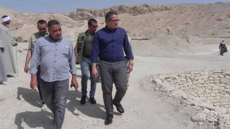 العناني يتفقد المواقع