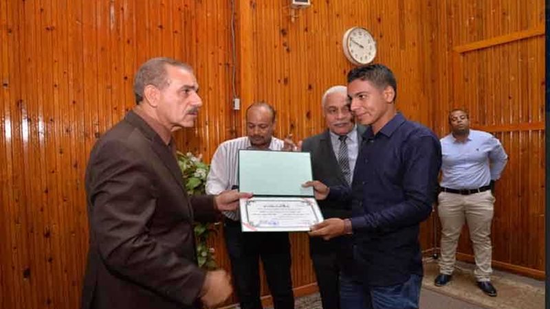 محافظ أسيوط يُكرم