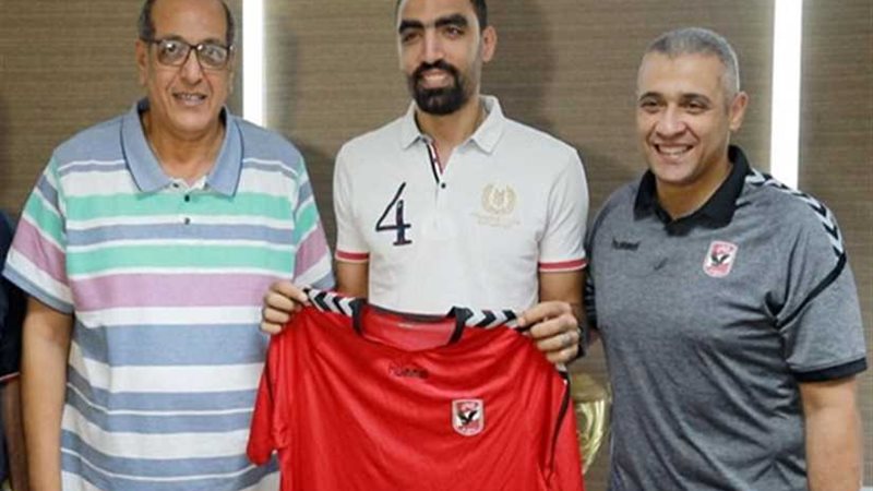 الأهلي يوقع عقدا