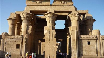 اكتشاف لوحتين من الحجر الرملي بمعبد كوم أمبو في أسوان