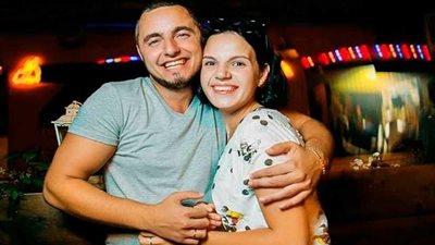 يقطع يدى زوجته بالفأس لشكه في سلوكها (صور)