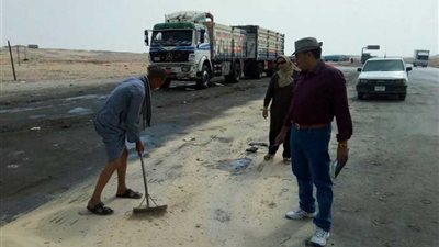 تحرير ٢٢ محضرًا بيئيًا لسيارات تفرغ الزيوت على أسفلت الصحراوي الغربي بالغنايم..(صور)