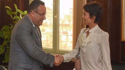 سفير فرنسا ومحافظ الإسكندرية يفتتحان معرض 