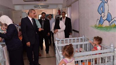 محافظ أسيوط يدعم وحدة الأطفال المعثور عليهم بـ 10 أسرة.. صور
