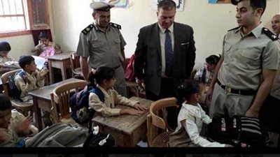 توزيع وجبات غذائية على طلاب مدرسة النور 