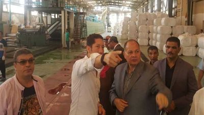 محافظ الفيوم يتفقد مصانع 