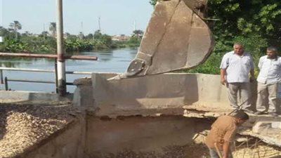 بدء معالجة الهبوط بكوبري الجندية ببني مزار بالمنيا