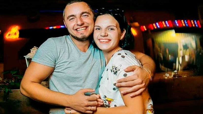 يقطع يدى زوجته بالفأس