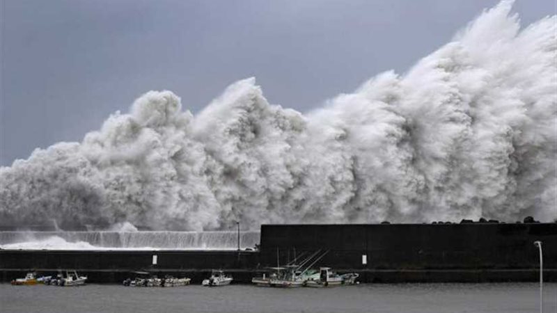 إعصار ترامي يجبر