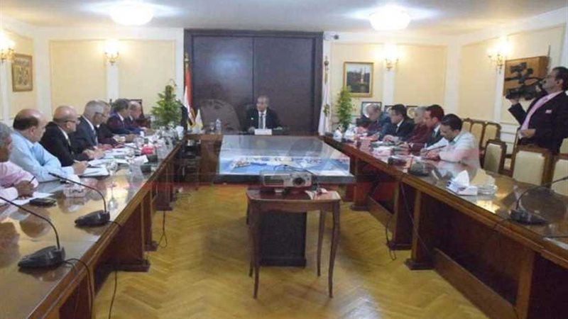 وزير التموين يبحث