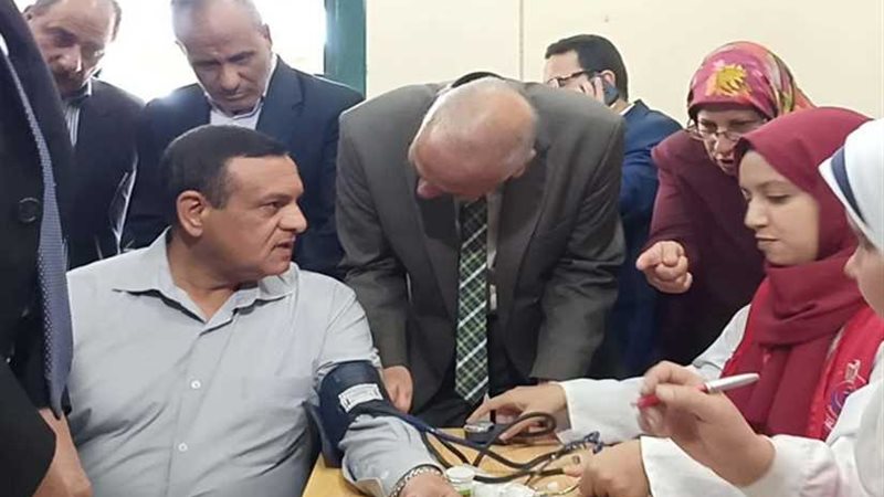 الكشف الطبي على محافظ