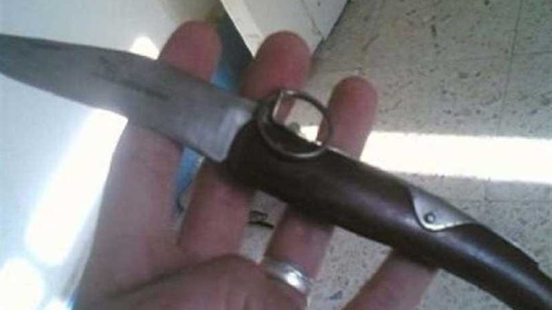 طفل يطعن زميله بسلاح