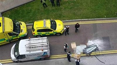 شباك يسحق أحد المشاة في لندن.. وصور 