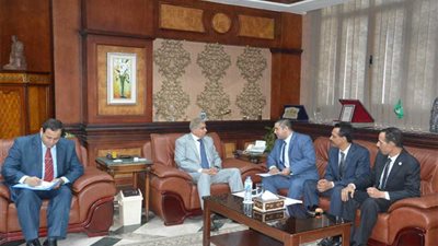 محافظ المنيا يبحث مع رئيس الجهاز التنفيذي لمحو الأمية إجراءات الخطة العامة