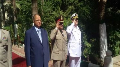 محافظ القاهرة وقائد المنطقة المركزية يضعان الزهور بمقابر الشهداء