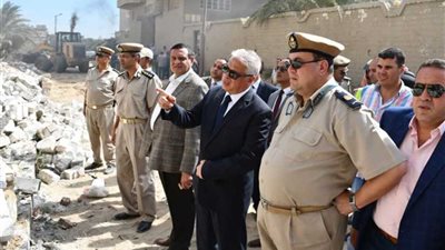 محافظ البحيرة يقود حملة لإزالة التعديات على أملاك الدولة.. صور