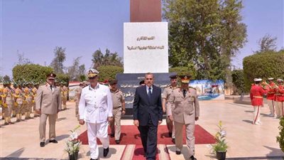 محافظ أسيوط يشارك في وضع الزهور على قبر الجندي المجهول