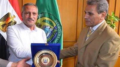 محافظ الإسماعيلية يكرم مدير المنطقة الحرة العامة الاستثمارية