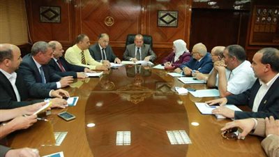 محافظ كفرالشيخ يناقش سبل التعاون بين مجلس الأمناء ومديرية التعليم